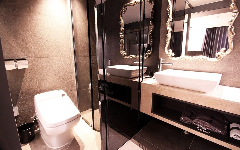 Busan Oncheonjang Mr Brick