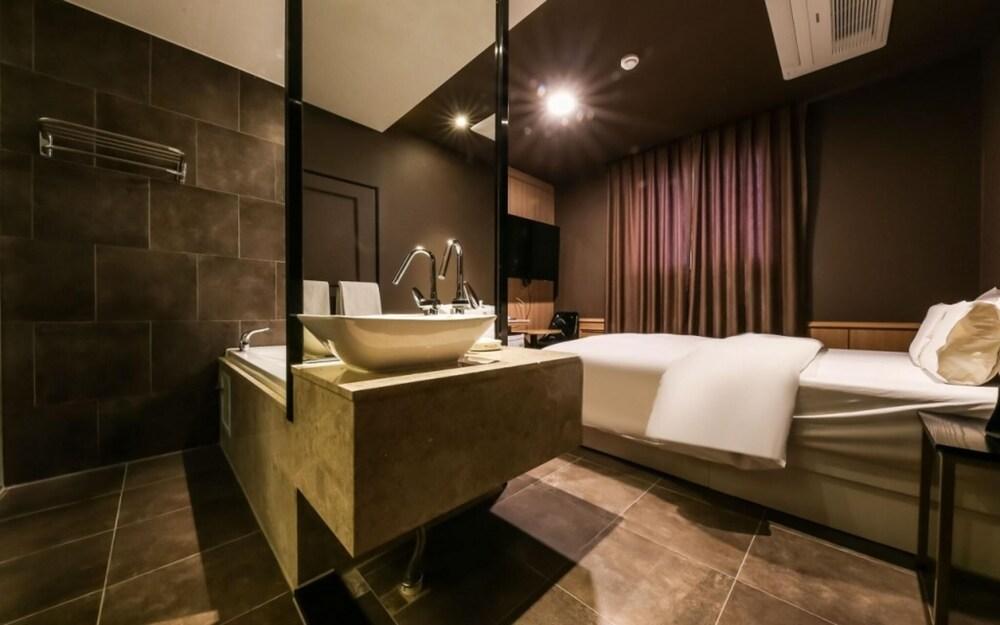 Daejeon Sintanjin Hotel Wol