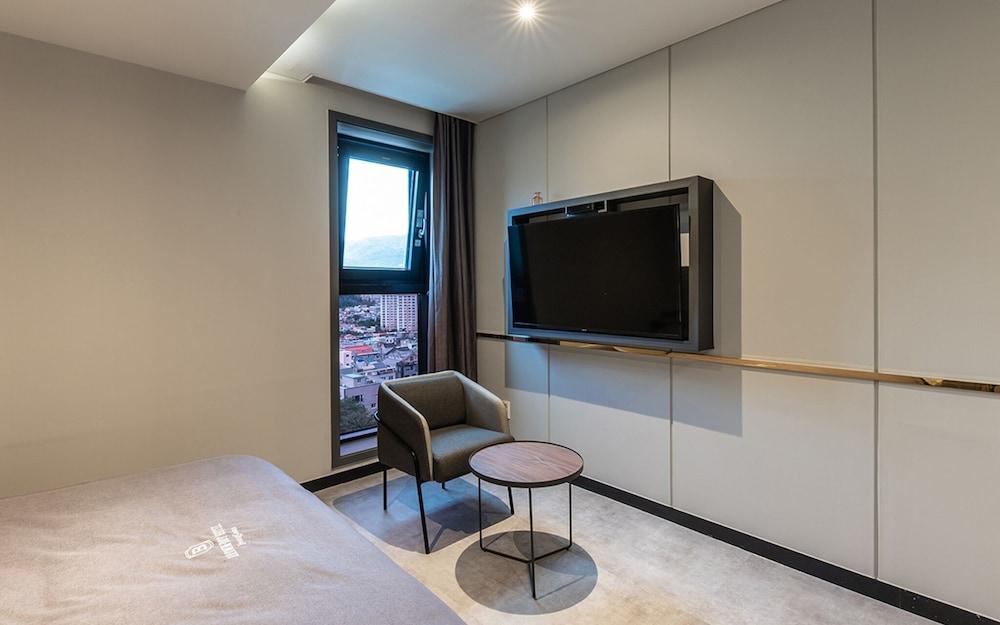 Busan Jeonggwan Brown Dot