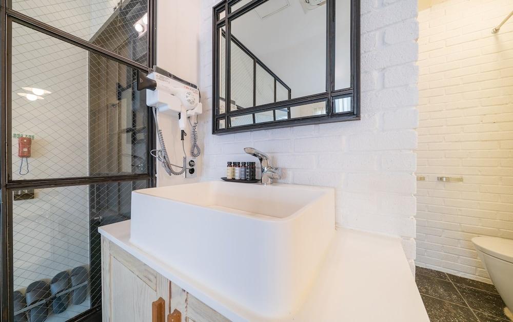 Cheonho Hotel August