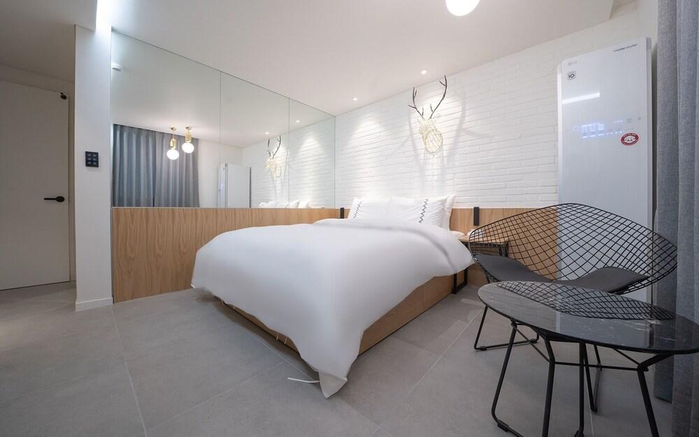 Hwagok Alice Next Door