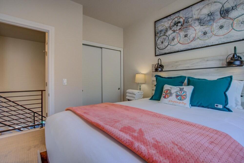 Downtown Skyline Rooftop Patio Modern Townhome