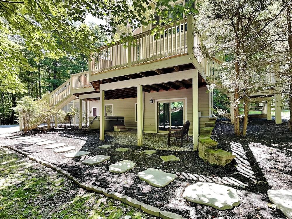 Black Bear Lodge by Taylor Made Deep Creek