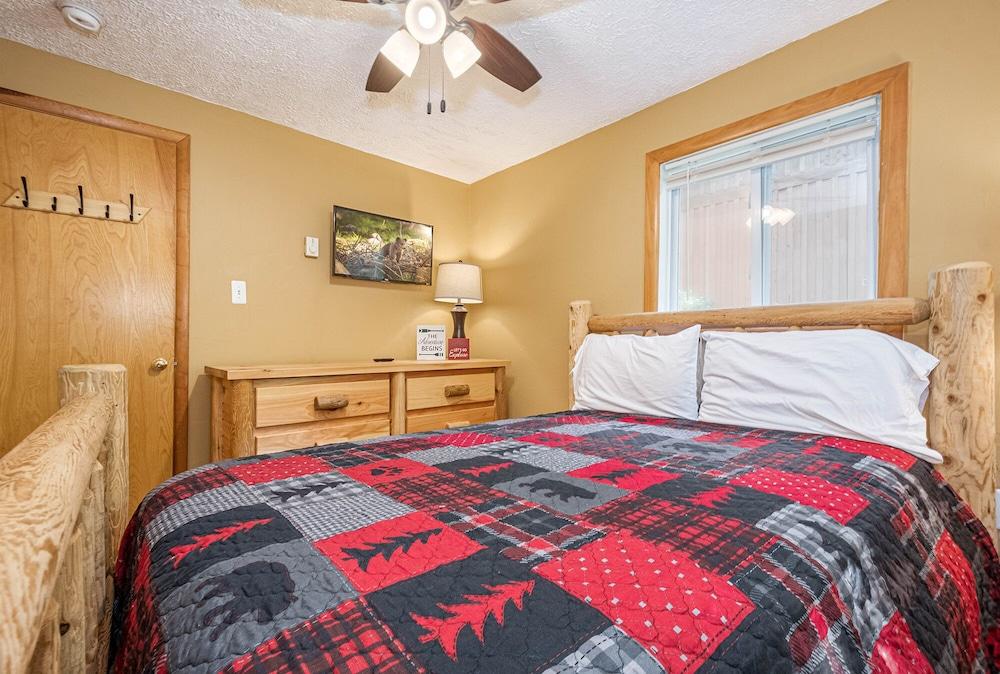 Cabin at Slope's Edge