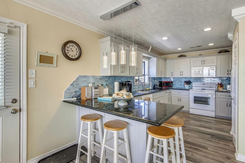 Barefoot Pelican by Ryson Vacation Rentals