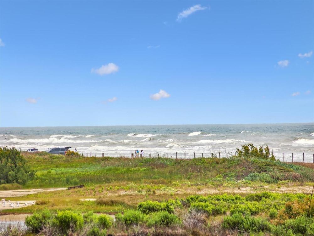 Sunny Beach Sandcastle Cottage by Ryson Vacation Rentals