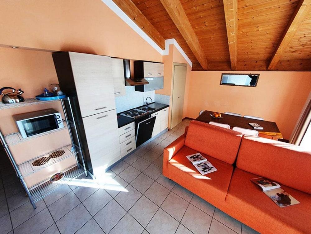 Peschiera With Pool & Parking