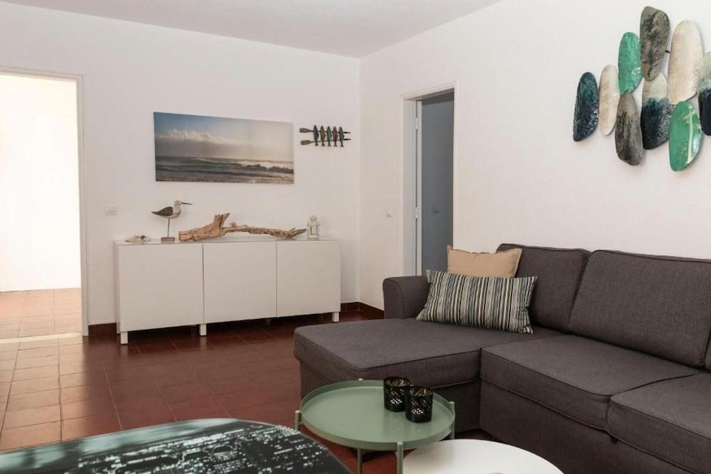 Stunning Olhos do Mar Apt, Albufeira