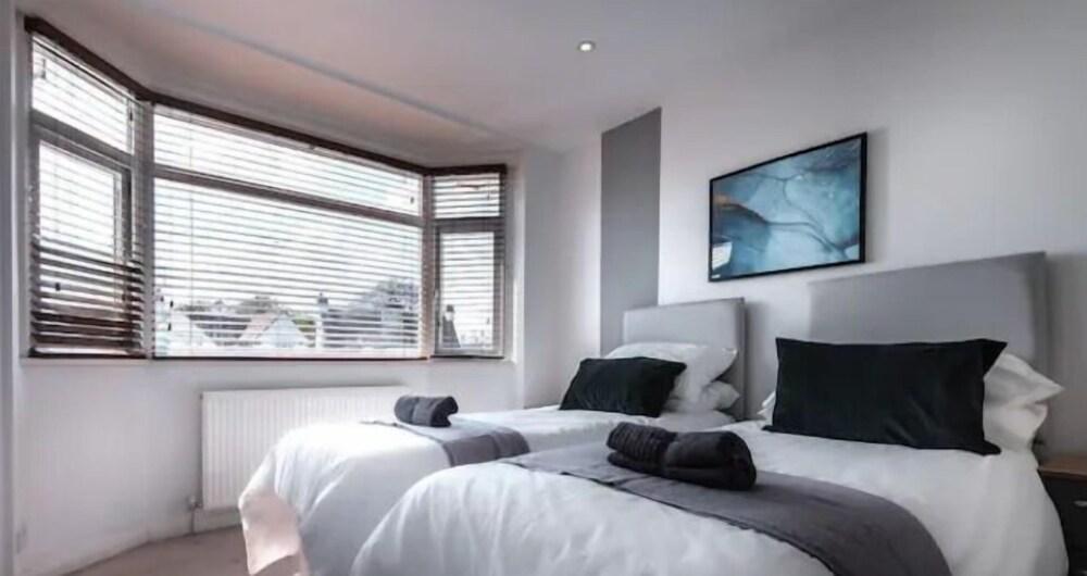 Large 6 Bedroom House With Parking