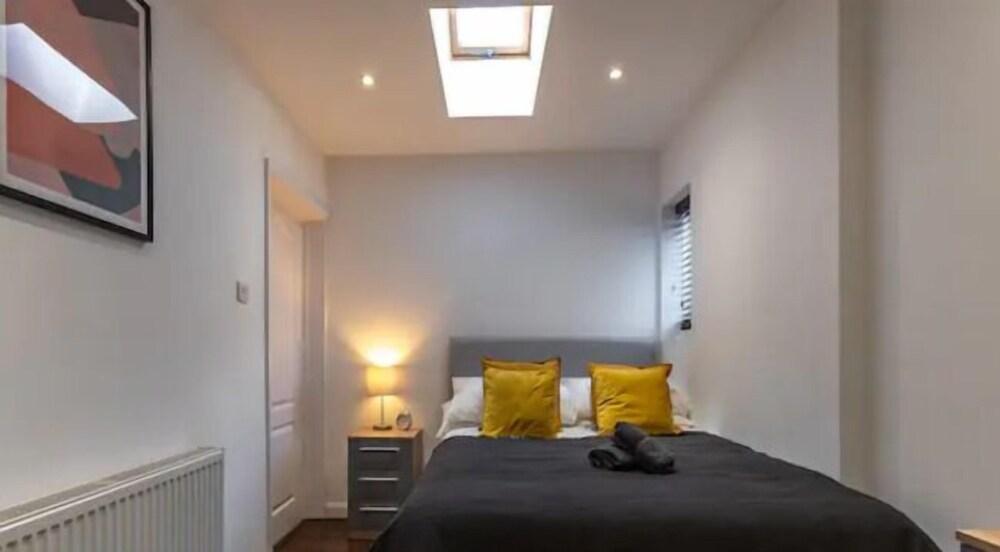 Large 6 Bedroom House With Parking