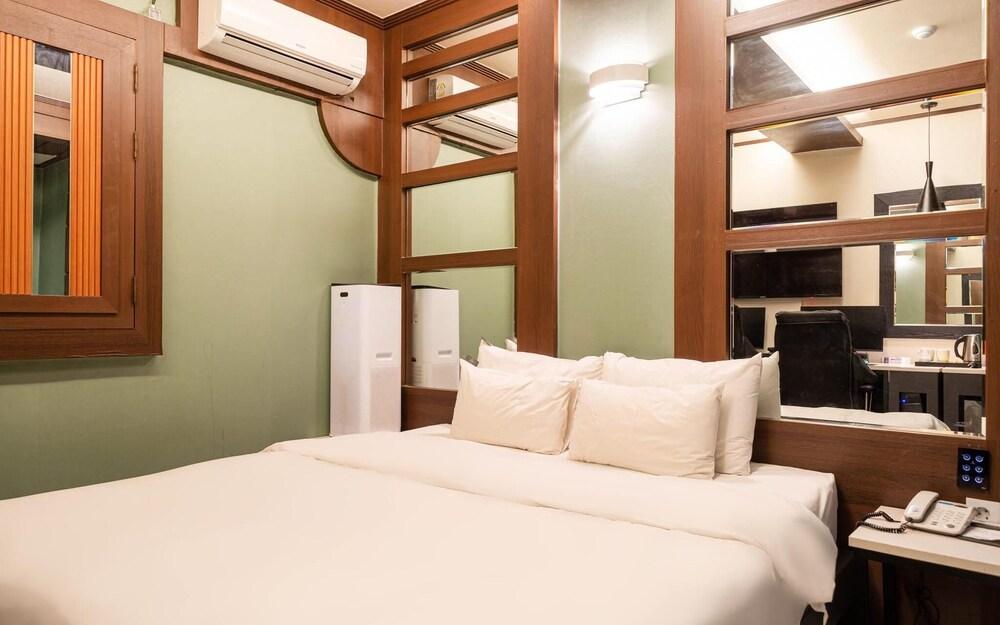 Suwon City Hall Station Rose