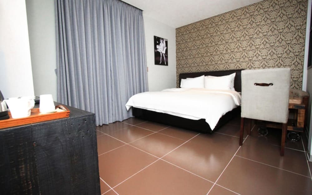 Changwon Palyongdong Praha Hotel