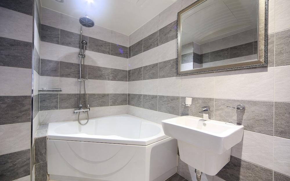 Changwon Myeongseodong Dosi Yeohaeng