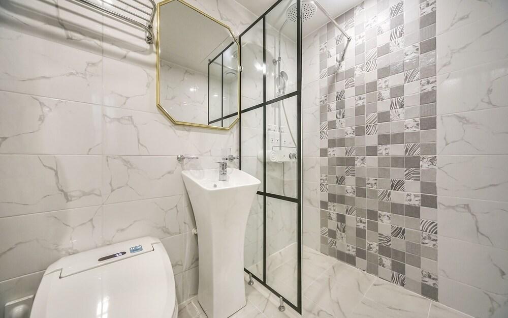 Changwon Myeongseodong Namuneulbo Hotel