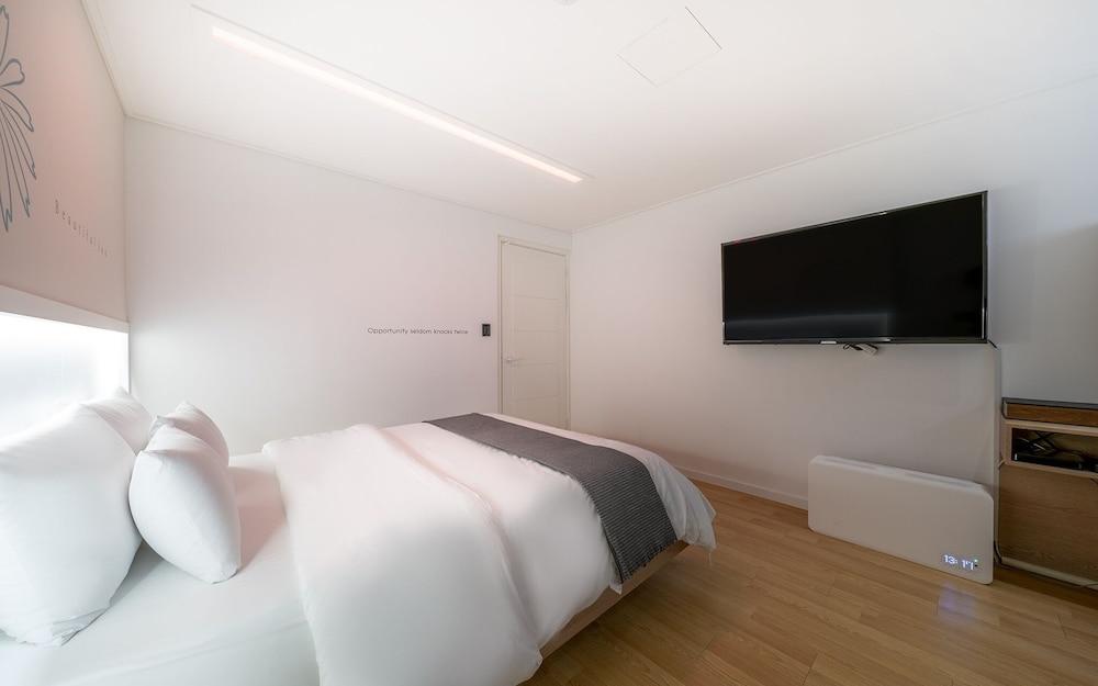 Suwon City Hall Station Tumi