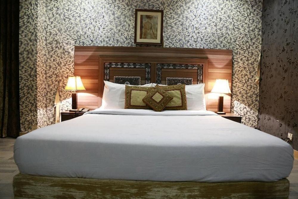 Safari Hotel Mall Road