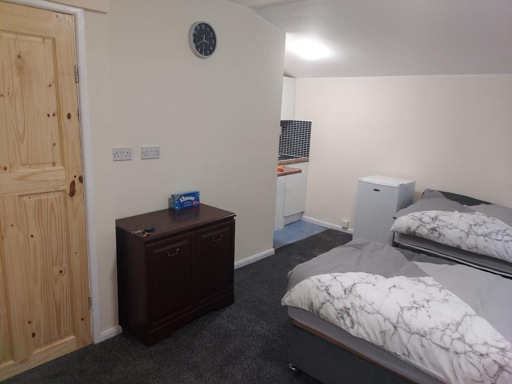 2-beds Studio Located in Parkgate Rotherham