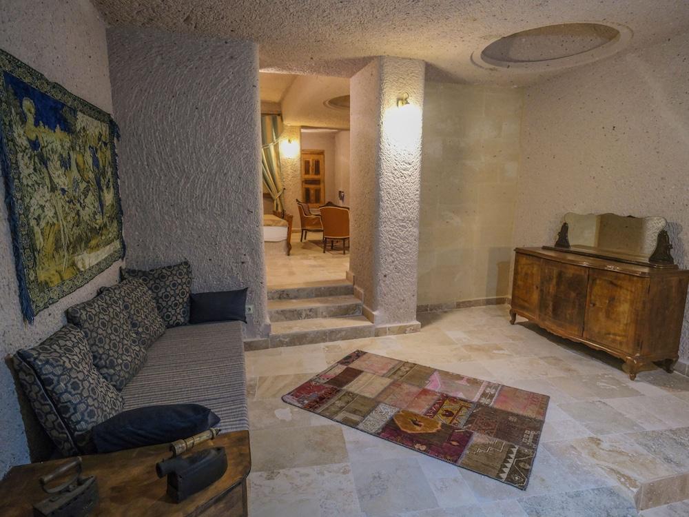 Kalsedon Cave Suites