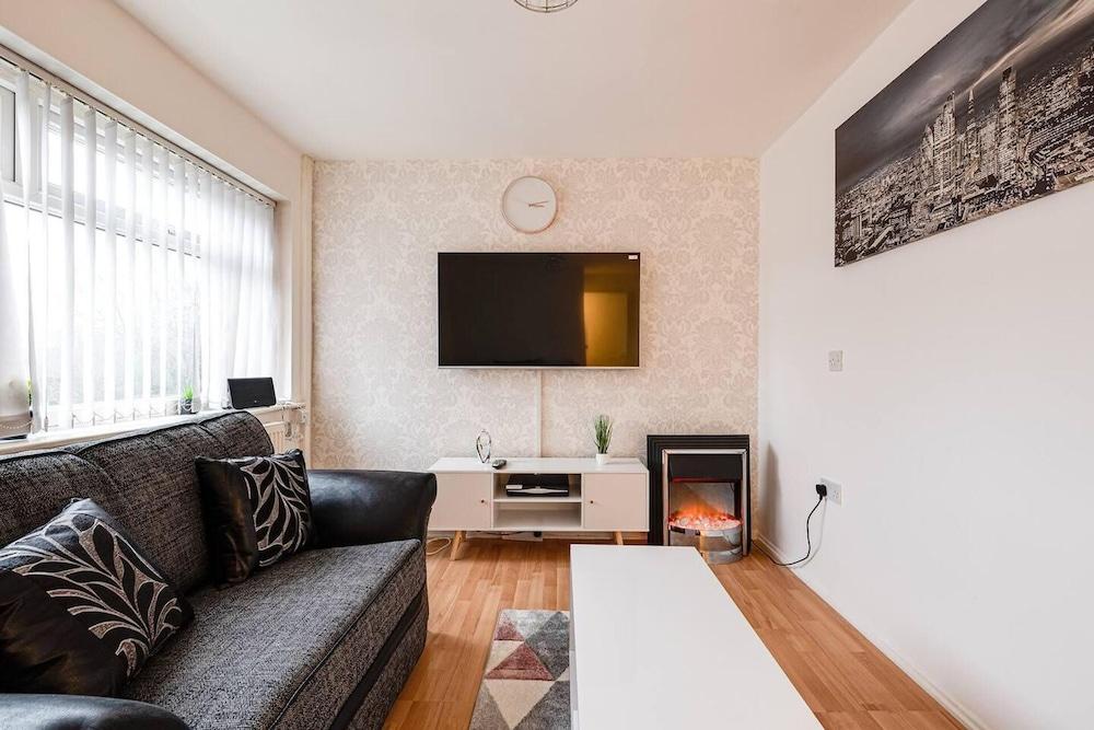 Lovely 2 Bedroom Apartment With Fireplace