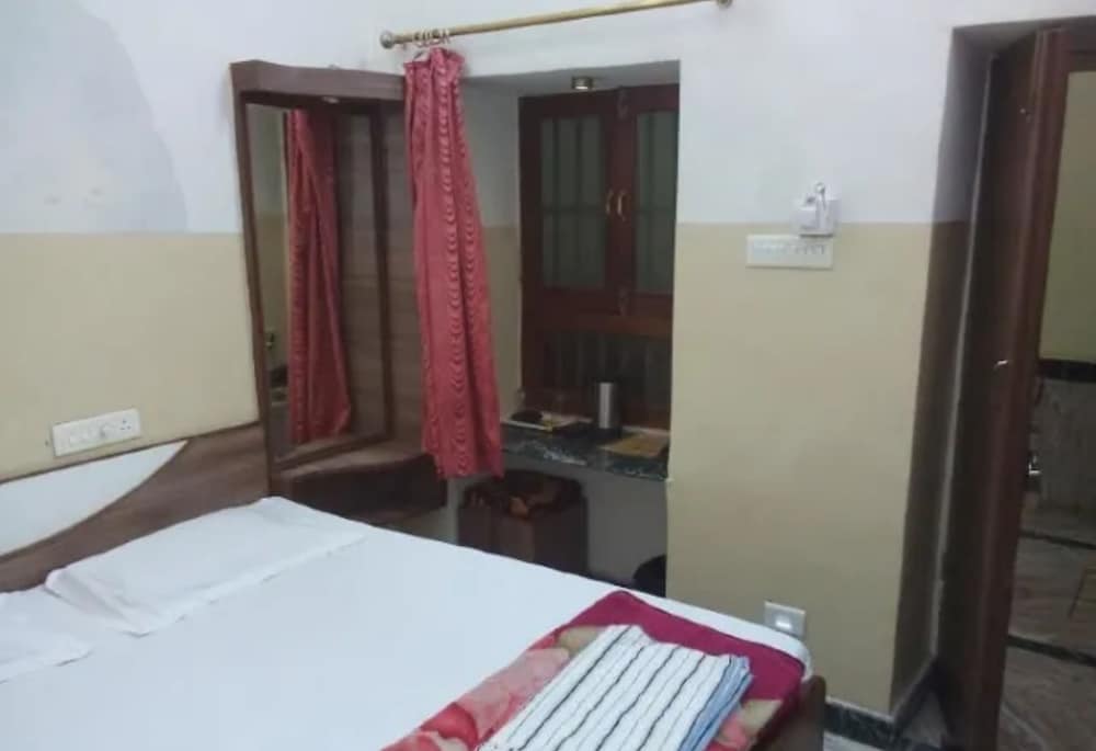 Goroomgo The Central Guest House Kanpur