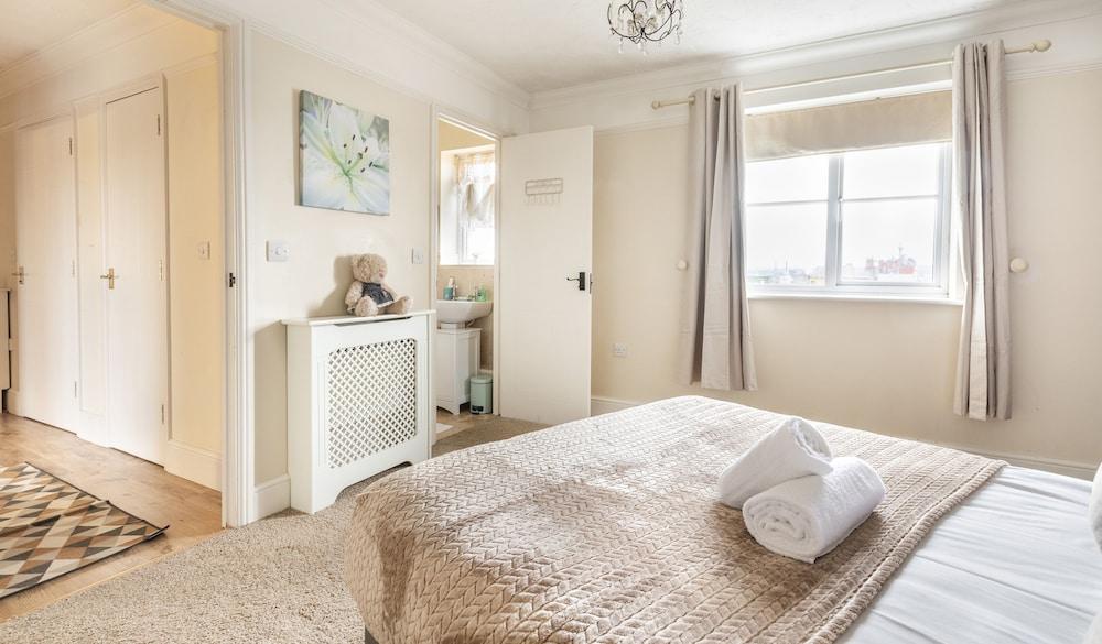 2 Bed Apartment Sleeps 5 - Free Parking, Balcony