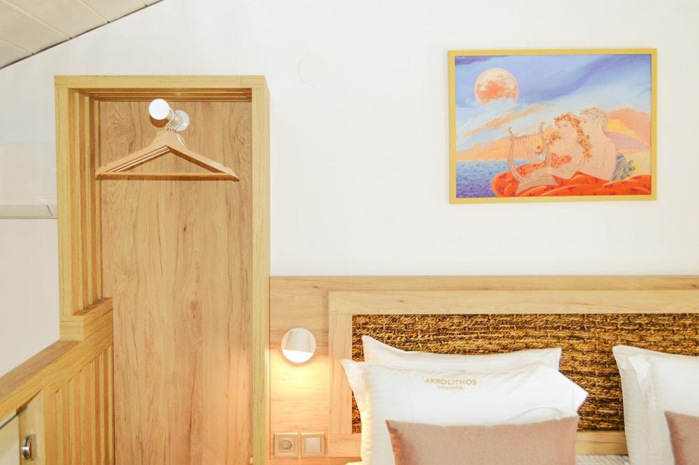 Akrolithos luxury suites