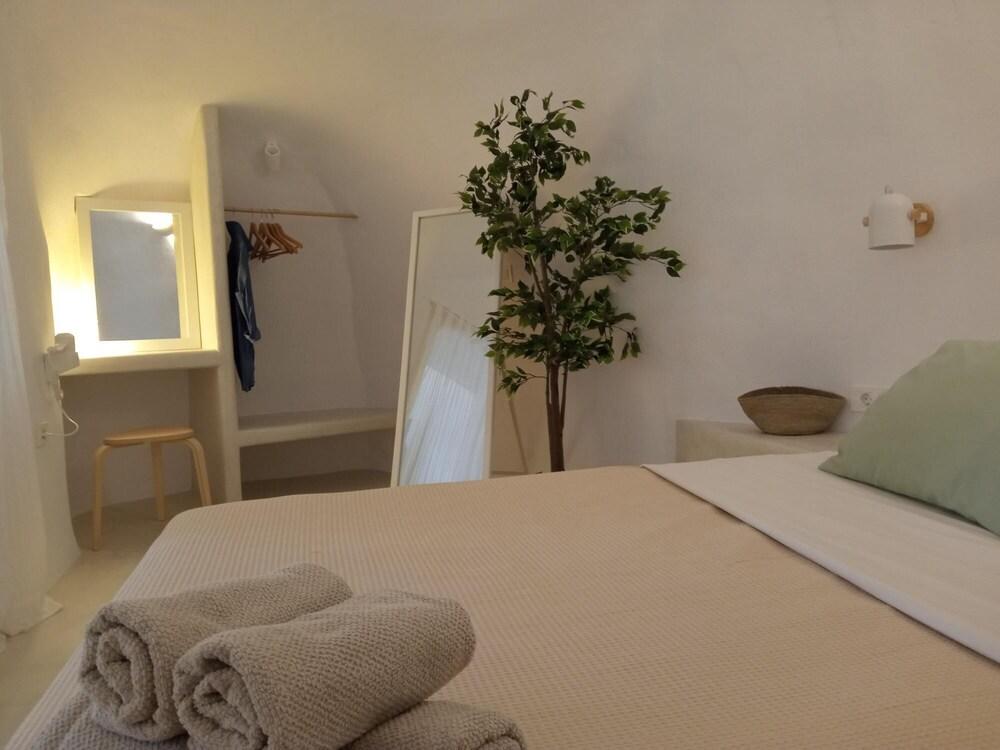 Sisyphus House in Santorini