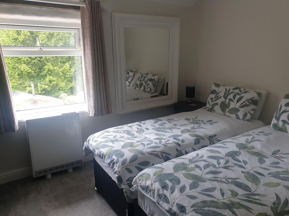 Cottage Hurst Green Sleeps 4, Views