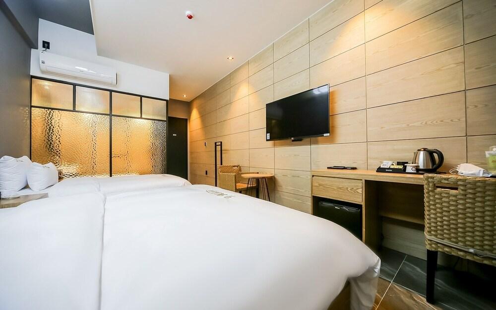 Changwon Jinhae Almond Hotel