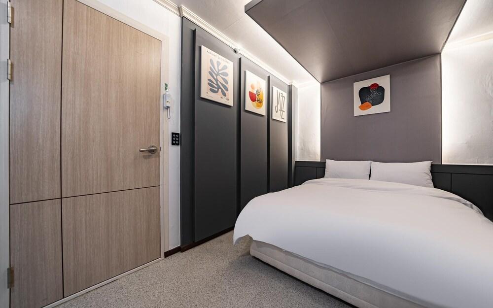 Suwon Station E-got Hotel