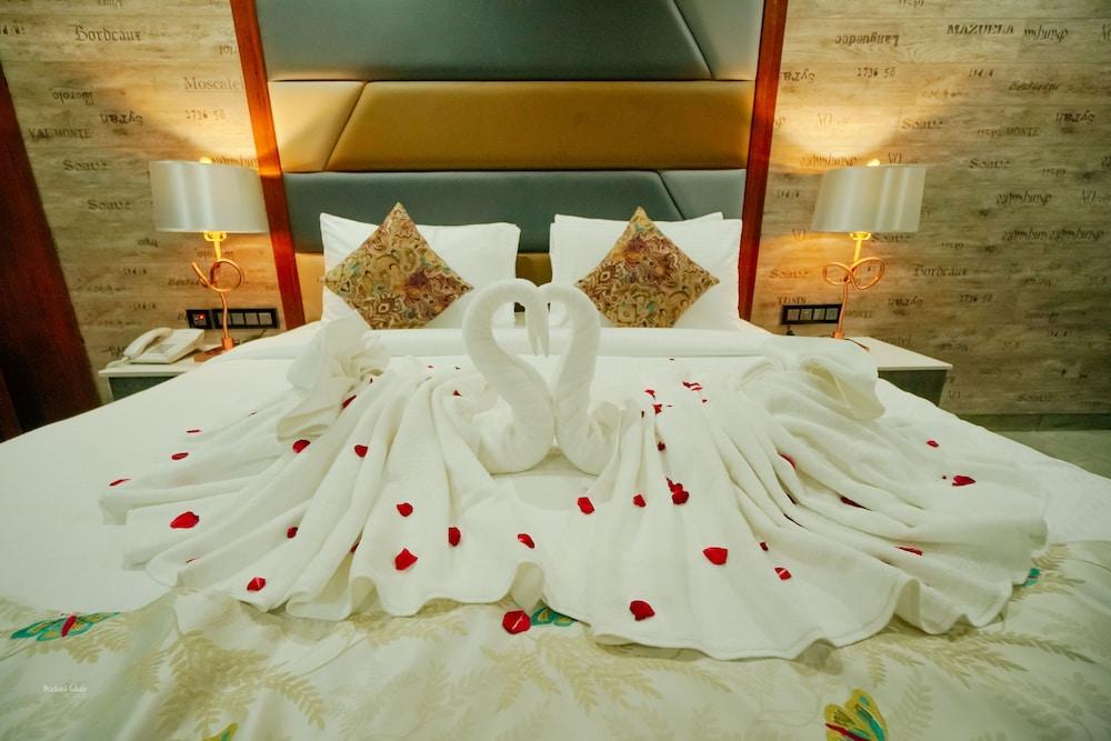 RG Exclusive Hotel-Akola