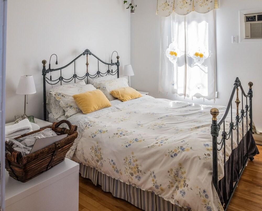 Une Fleur au Bord de l'Eau