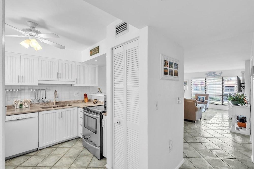 Fun N Sun 1 Bedroom Condo by RedAwning