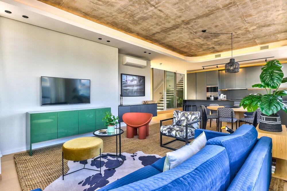 Penthouse With Rooftop Pool and Bbq Area