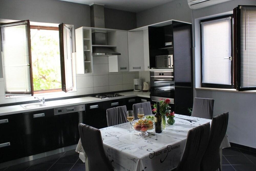 Schöne Ferienwohnung mit Terrasse, Roses