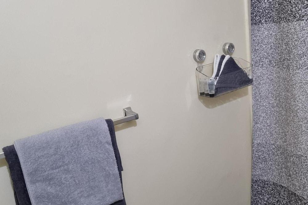 2-bed, Sleeps 4, Private Garden, Parking