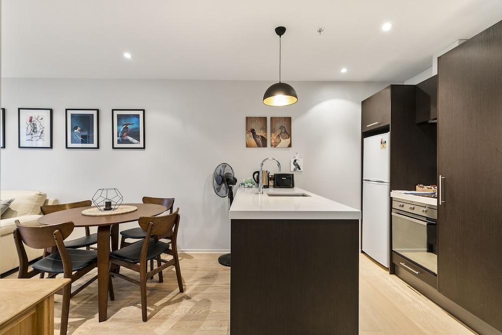 Chic 2BR Pool & Gym - Steps to Ponsonby