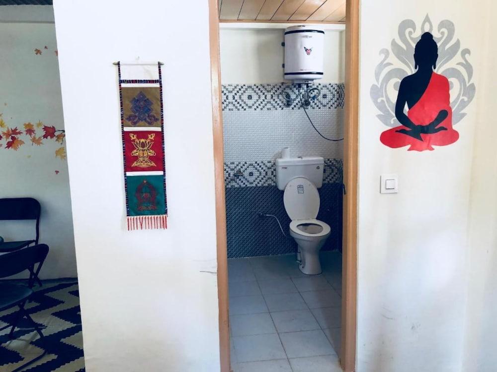 Goroomgo Bros Hostel Manali