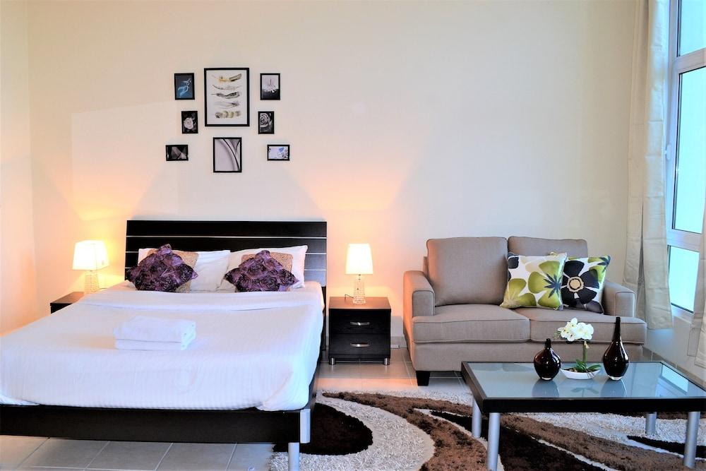 MCLN - Spacious Furnished Studio