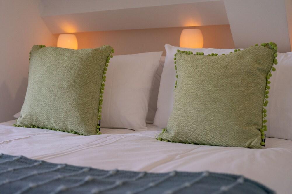 Larkrise, The Penthouse