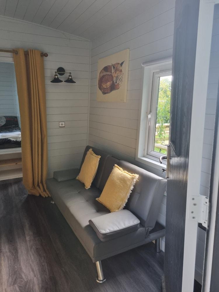 Glamping Hut - Riverview 3