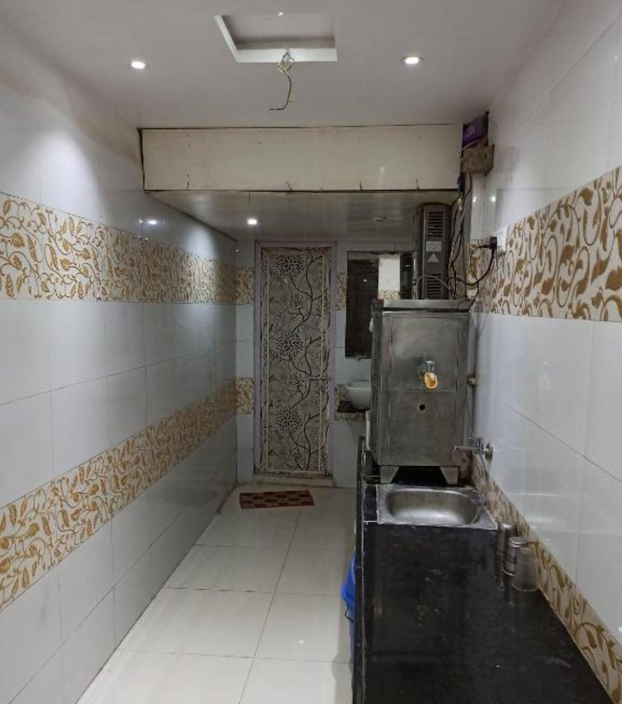 Goroomgo Apsara Guest House Ahmedabad