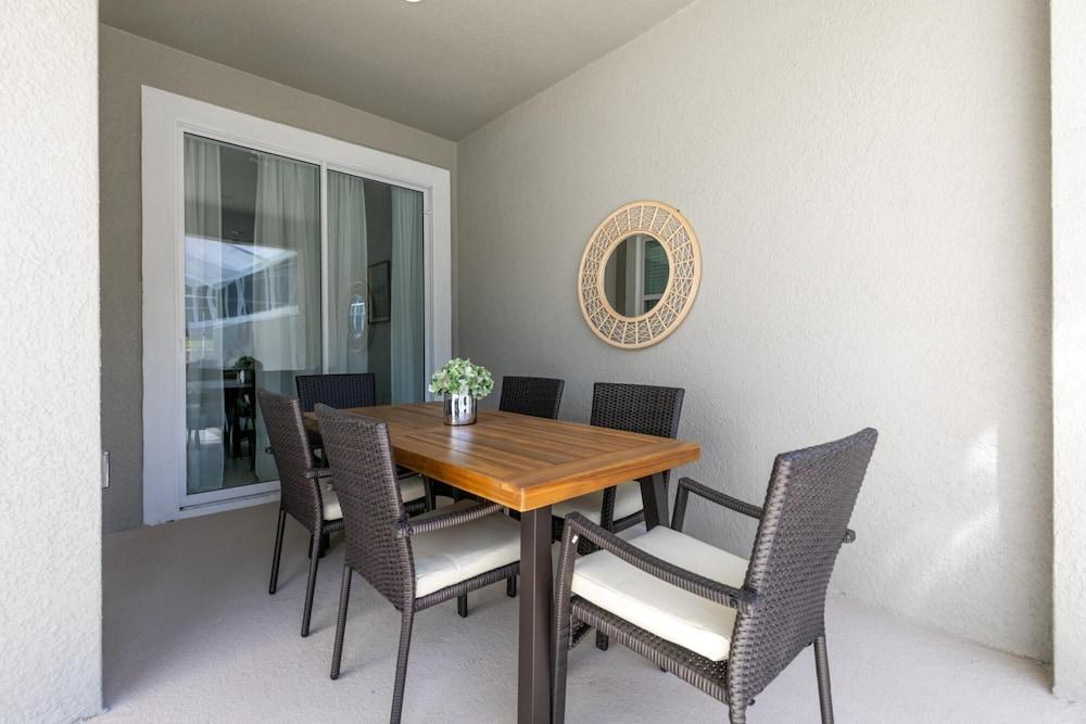 Charming Townhome Near Disney