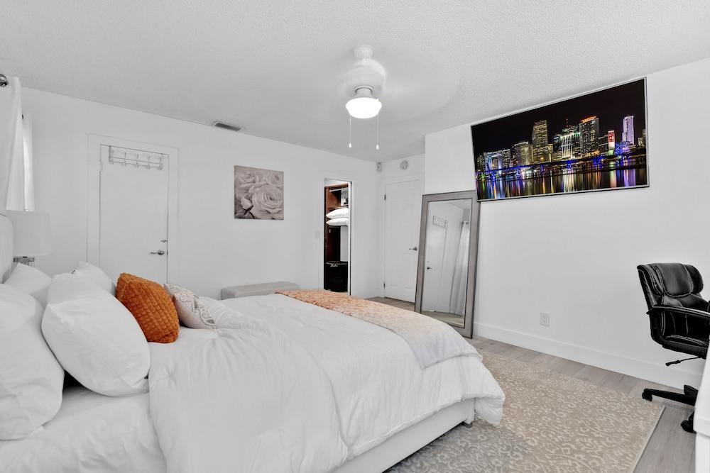 Deluxe 4BD Villa Paraiso W Heated Pool