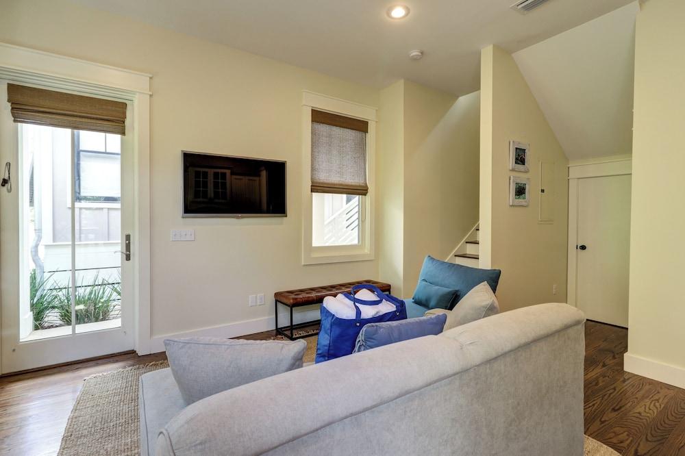 Cute Little Cottage! Perfect Getaway! 2 Pools! Sleeps 4!