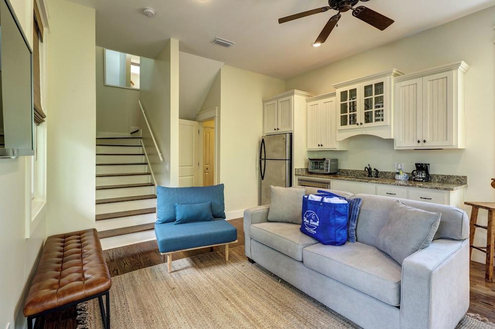 Cute Little Cottage! Perfect Getaway! 2 Pools! Sleeps 4!