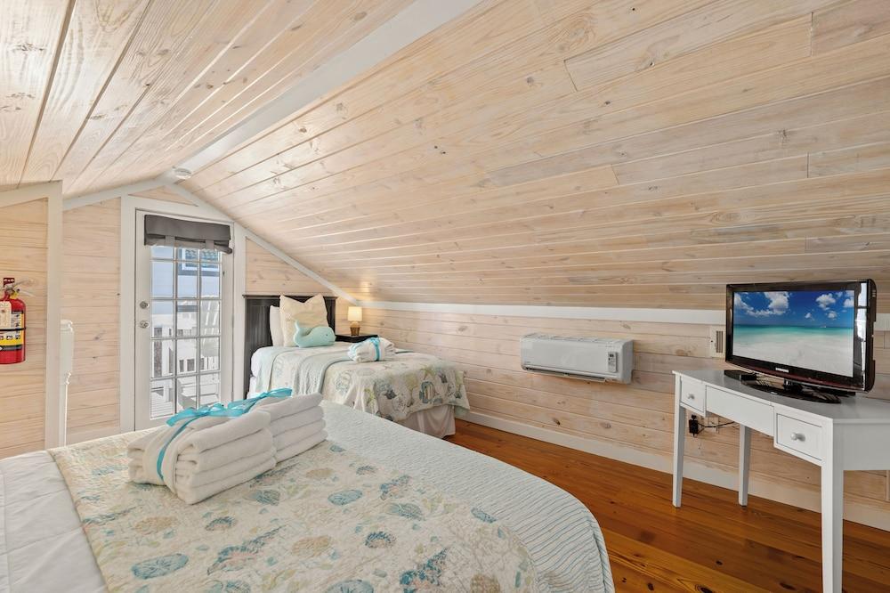 Cute Beach Cottage Steps to the Beach! Panama City Beach, FL!