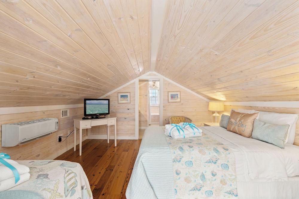 Cute Beach Cottage Steps to the Beach! Panama City Beach, FL!