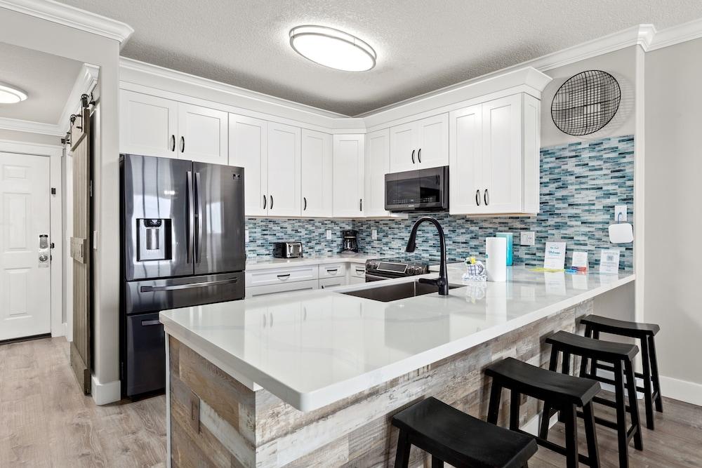 Beautiful Ocean Views! 2-bedroom, 2-bathroom! Resort Pools!