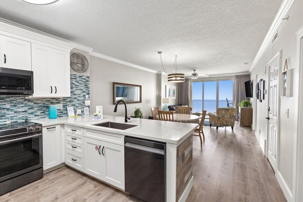 Beautiful Ocean Views! 2-bedroom, 2-bathroom! Resort Pools!